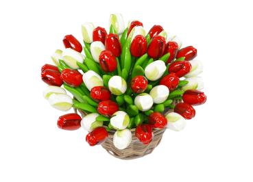 Handbemalte Tulpen aus Holz in Rot und weiß, 50 Stück, stehend in einem Weidenkorb