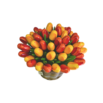 Preview: Handbemalte Tulpen aus Holz in Pink, Orange und Gelb, 50 Stück, stehend in einem Weidenkorb