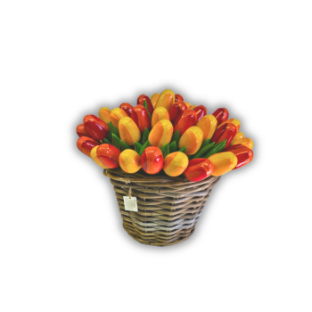 Handbemalte Tulpen aus Holz in Pink, Orange und Gelb, 50 Stück, stehend in einem Weidenkorb